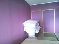 なんと実はこちらは和室なんですよ・・。薄い紫色のクロスを選ばれましたが、これもまた和室にぴったりな色でしたね・・。