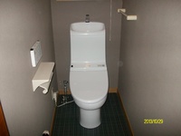 １階トイレ　　ウオシュレット一体型便器と壁クロスと床CFです