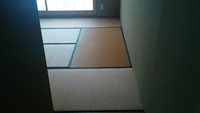 2階に和室があるマンションはめずらしいですね・・うらやましい！　
畳の表替えをする事になりました。