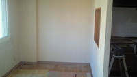 食器棚の解体完了・急遽壁側に縦横に梁等の出っ張りが出てきました、そこで壁面に合わせて簡易的に壁を作りました。