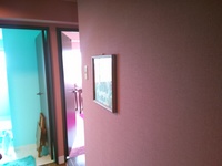 廊下から各部屋があります、向かって左側が薄いブルーのﾜﾝちゃん部屋で、右側が薄いピンクの洋室部屋です。