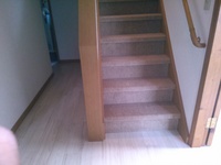 古い階段にカーペットを張りました。足下がソフトでいいですね～！