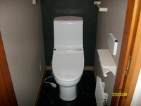 2階トイレ　　ウオシュレット一体型便器と壁アクセントクロスと床CFです