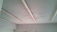 コンクリート天井に下地材を止めるためアンカーで金具を利用して吊ることにしました。