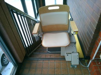 椅子等の設置完了です。乗るときはこんな感じで乗ります、その後は椅子の方向を変えます。
