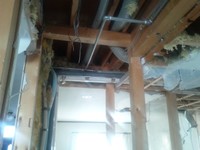天井に梁を入れなければ強度的には無理だったので、梁を入れて補強する事にしました。