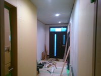 階段と車庫のドア側に壁を作り、新規ドアを取り付けました。