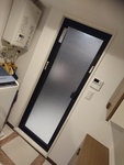 新規に入り口のドアも特注サイズでブラックにしております。